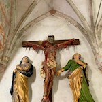 Kreuzigungsgruppe mit dem blutüberströmten Gottessohn