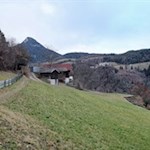 Der Völser Rundweg führt an verstreuten Höfen vorbei