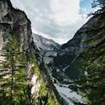 Der Wanderweg wird von steilen Felswänden flankiert