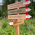 Am Grand Hotel Karersee zweigt der Weg zum Karersee ab