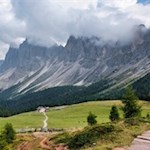 Blick vom Broglessattel auf die Broglesalm und die Villnösser Geisler