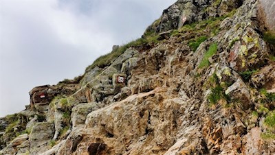 An der Abzweigung vor der Hochsägescharte gilt es, diese Felspassage zu überwinden