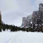 Das-Langental-wird-von-majestätischen-Felswänden-umrahmt