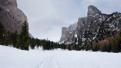 Das Langental wird von majestätischen Felswänden umrahmt