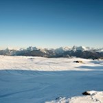 Vor der beeindruckenden Kulisse der schneebedeckten Dolomiten auf das Rittner Horn 