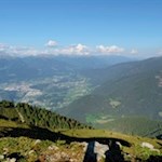 Auf dem Campill liegt dem Wanderer der Brunecker Talkessel zu Füßen