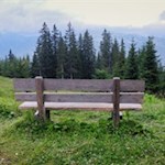 Auf dem Weg zur Kalcheralm laden Bänke zum Verweilen ein