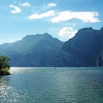 Die warmen Strahlen der Sommersonne bringen den Gardasee zum Funkeln