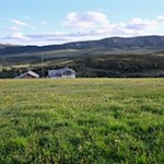 Die Stöfflhütte mit dem Rittner Horn und dem Villanderer Berg im Hintergrund