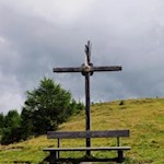 Ein schlichtes Holzkreuz ziert die Hänge des Kleinen Gitsch