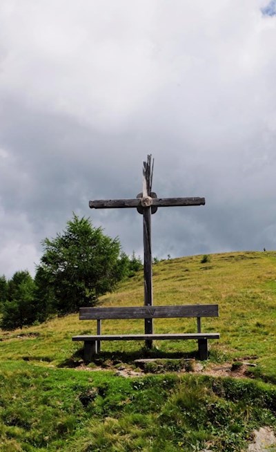 Ein schlichtes Holzkreuz ziert die Hänge des Kleinen Gitsch