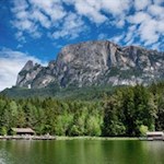 Hinter dem Völser Weiher ragt der Schlern in die Höhe