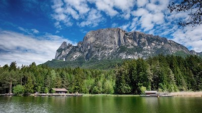 Hinter dem Völser Weiher ragt der Schlern in die Höhe