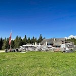 Malga Bel Riposo sotto un limpido cielo estivo