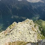 Rückwärtsgewandter Blick auf den steilen Aufstiegsweg