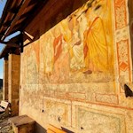 Die St. Valentin Kirche wird von farbenfrohen Fresken geschmückt