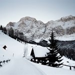 Vor der Kulisse des Heiligkreuzkofel führt die Wanderung nach Heiligkreuz
