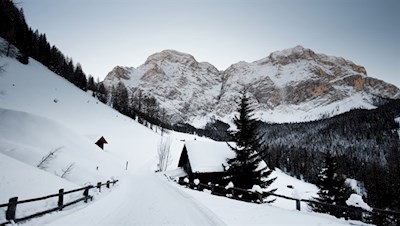 Vor der Kulisse des Heiligkreuzkofel führt die Wanderung nach Heiligkreuz