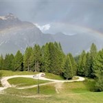 Regenbogen in den Wiesen unterhalb der Saraghes Hütte