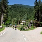 Die Wanderung zu den Reinbach Wasserfällen beginnt bei der Wasserfallbar