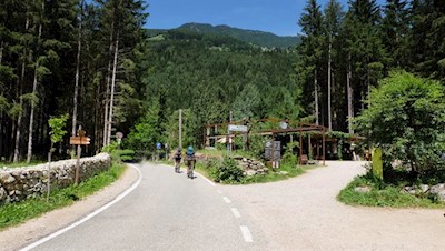 Die Wanderung zu den Reinbach Wasserfällen beginnt bei der Wasserfallbar