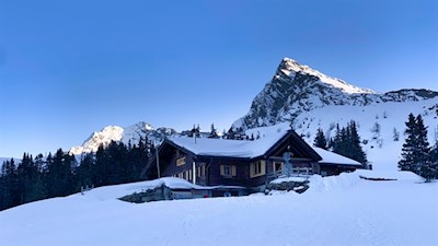 Die Kalcheralm vor der Kulisse der Jaufenspitze