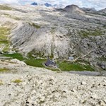 Die Puezhütte lädt inmitten der kargen Landschaft zur Einkehr ein