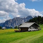 Inmitten der Peitlerwiesen liegt die Vaciara Hütte