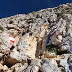 Über die felsige Gipfelflanke auf den Col Bechei