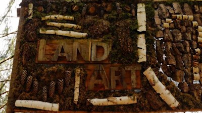 Teile des Weges folgen dem LandArt-Weg