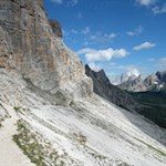 Along the rocky slopes of the Averau to the Averau moutain hut