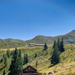 Inmitten bergumrahmter Almwiesen liegt die Kerschbaumeralm