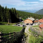 Vom Parkplatz oberhalb des Gasthauses zweigt der Weg Nr. 7 ab