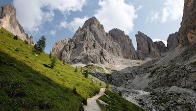 Im serpentinenförmigen Anstieg zur Langkofelhütte