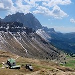 Die Schlüterhütte scheint über das Villnösstal zu wachen