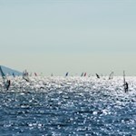 Bei Torbole geben sich zahlreiche Surfer dem rasanten Spiel mit Wind und Wellen hin