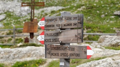Bei der Dürrensteinhütte zweigt der nummernlose Steig in Richtung Strudelkopf ab