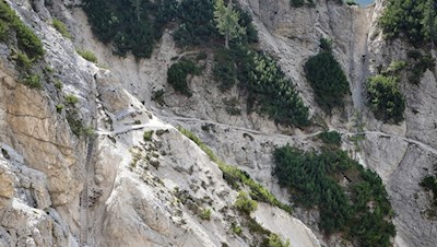 Il sentiero si stringe contro le pareti di roccia