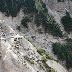 Tightly nestles the path against the rock walls