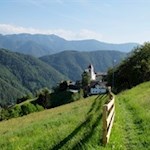Von Afers führt der Weg zunächst durch idyllische Bergwiesen