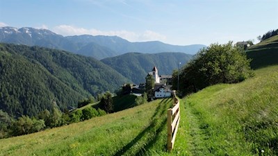 Von Afers führt der Weg zunächst durch idyllische Bergwiesen
