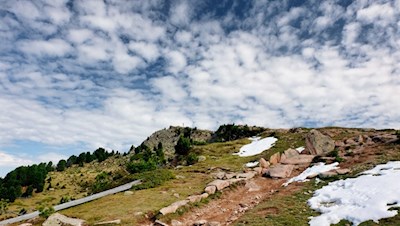Die letzten Anstiegsmeter zum Gipfelkreuz der Außerraschötz