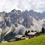 Unser-Ziel-die-Ciampcios-Hütte-bei-Campill