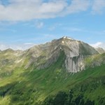 Im Hintergrund erhebt sich die Weiße Wand