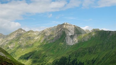Im Hintergrund erhebt sich die Weiße Wand