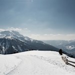 Unterwegs entfalten sich malerische Ausblicke auf die umliegende Bergwelt