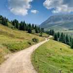 Wandern vor der Kulisse des Mittager