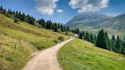 Wandern vor der Kulisse des Mittager