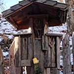 Der Kreuzweg nach St. Andrä ist mit holzgeschnitzten Stationen geschmückt