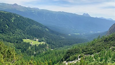 Rückwärtsgewandter Blick auf die Lunellihütte und den bisherigen Anstiegsweg